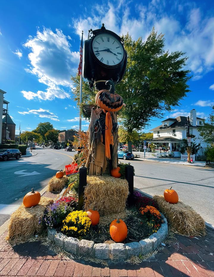 Relógio histórico de rua decorado com abóbora e espantalho em Sleepy Hollow